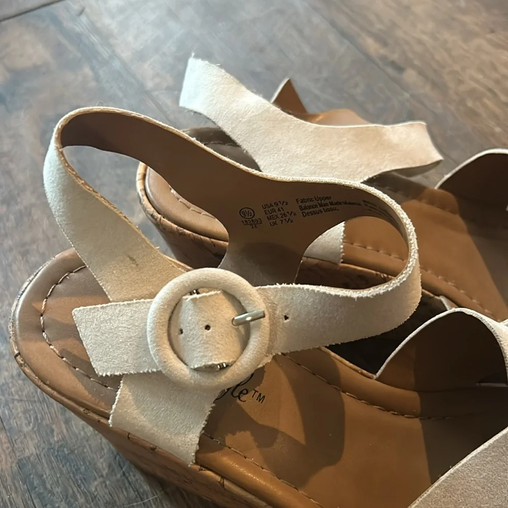 American Eagle Women’s Sandals Sz 9‎ 1/2 White Wedge Shoes Cork.